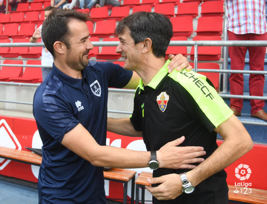 Los entrenadores Pacheta y López Garay se saludan antes de un partido en Los Pajaritos de Soria / LFP