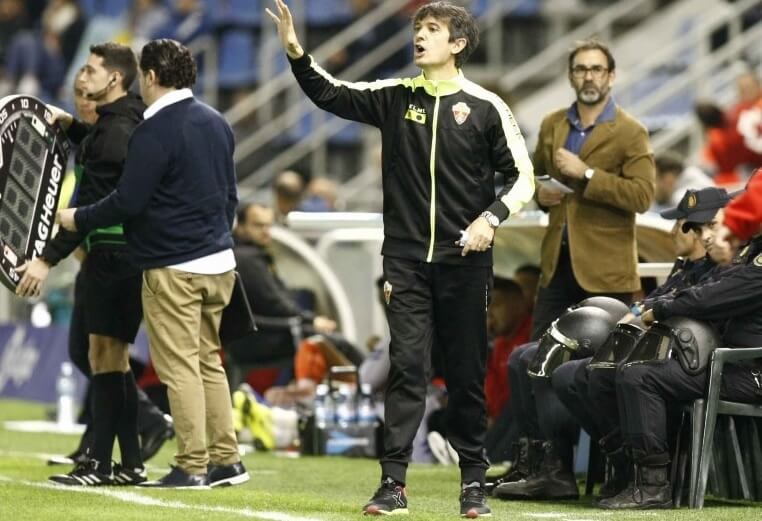 El entrenador del Elche Pacheta dirige a su equipo ante el CD Tenerife / LFP