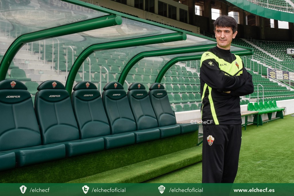 'Pacheta' mira al césped desde el banquillo / Sonia Arcos - Elche CF