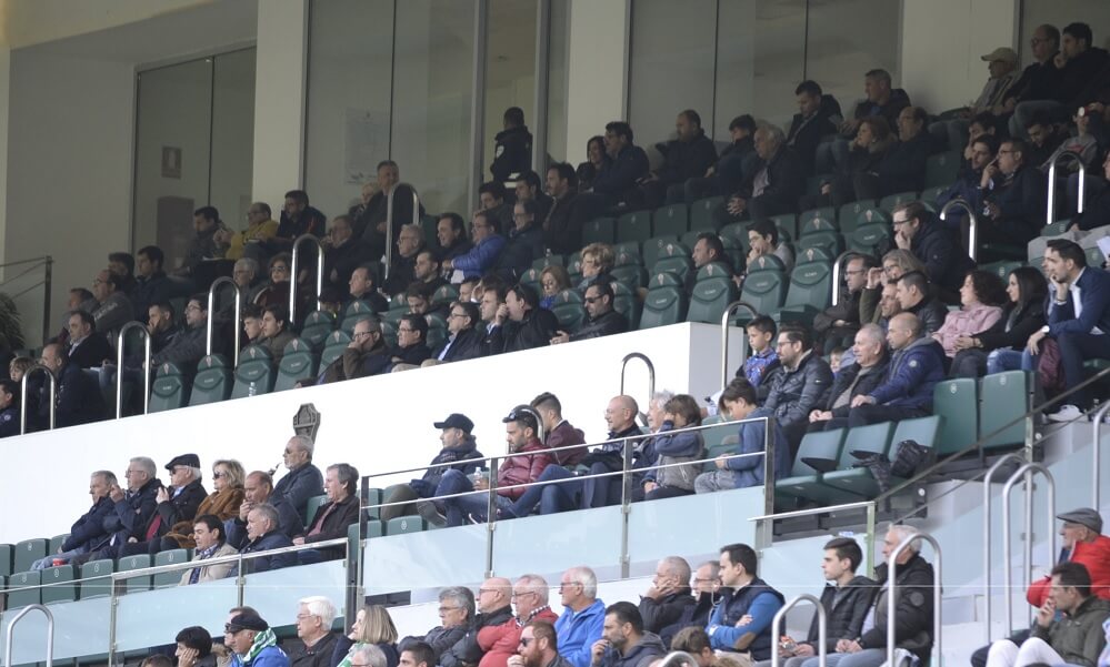 Palco del Martínez Valero durante el partido Elche-Cornellá / Cristian Ripoll