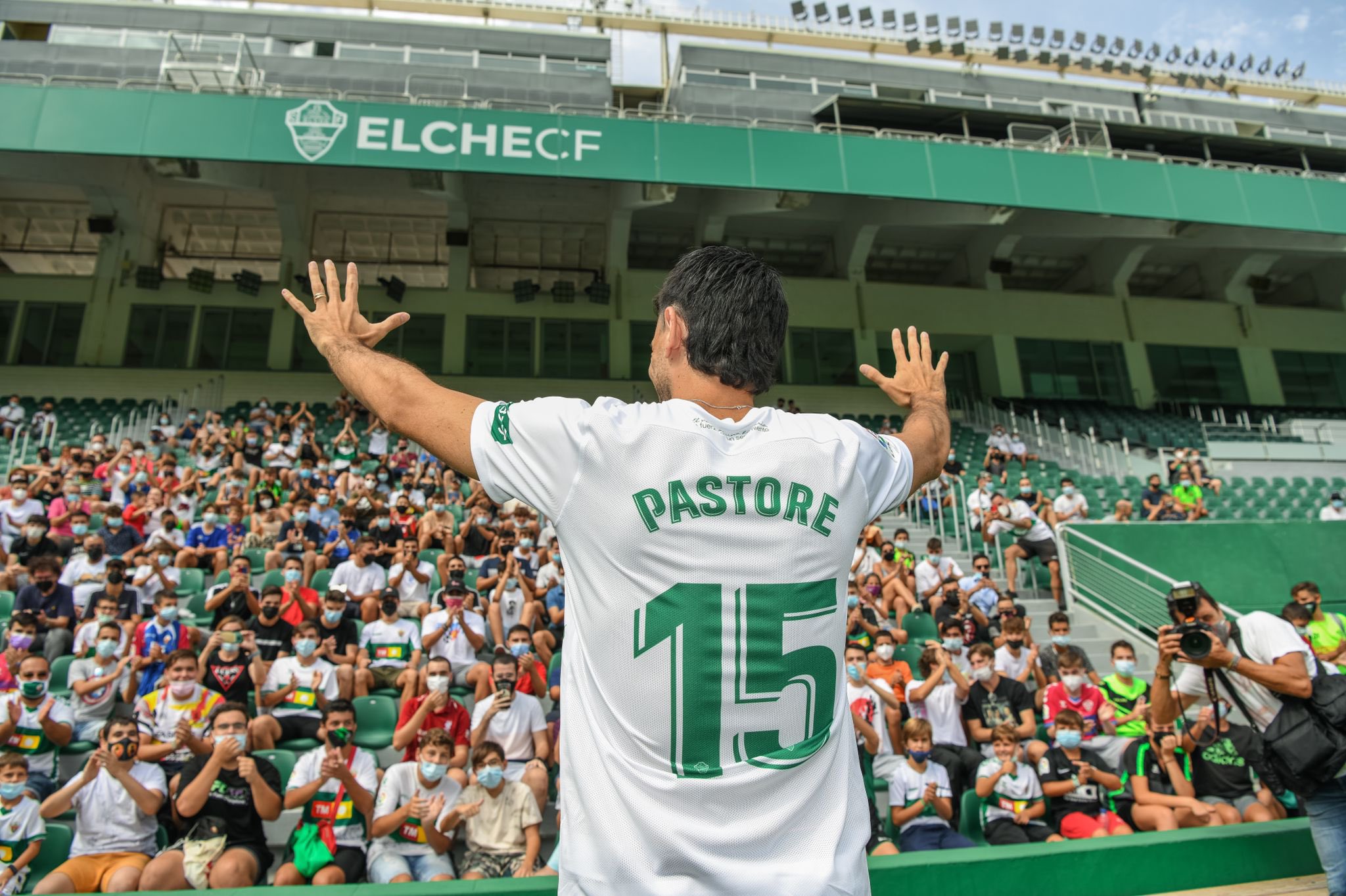 Javier Pastore se dirige a su nueva afición en el estadio Martínez Valero / Elche CF - Sonia Arcos