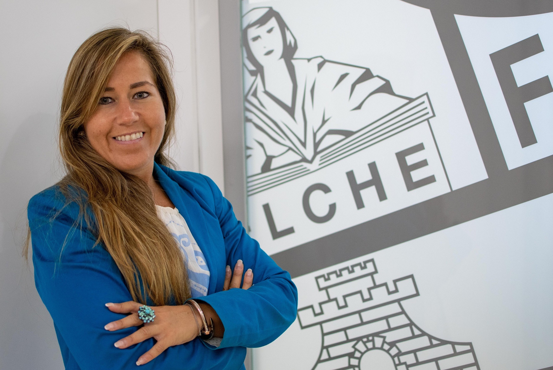 Patricia Rodríguez posa junto al escudo del Elche CF / Sonia Arcos - Elche CF