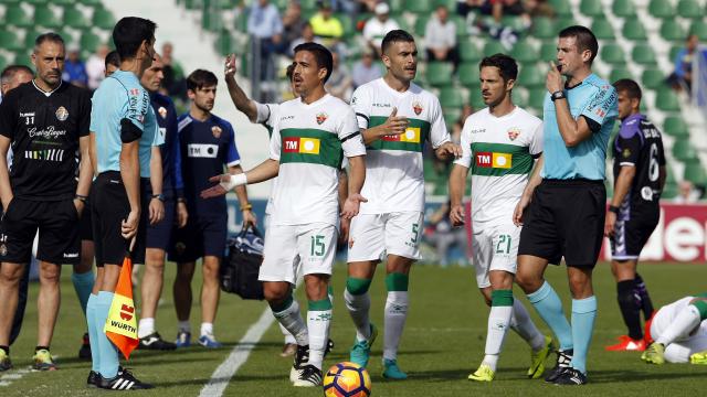 Pedro protesta una decisión del árbitro ante el Valladolid / LFP