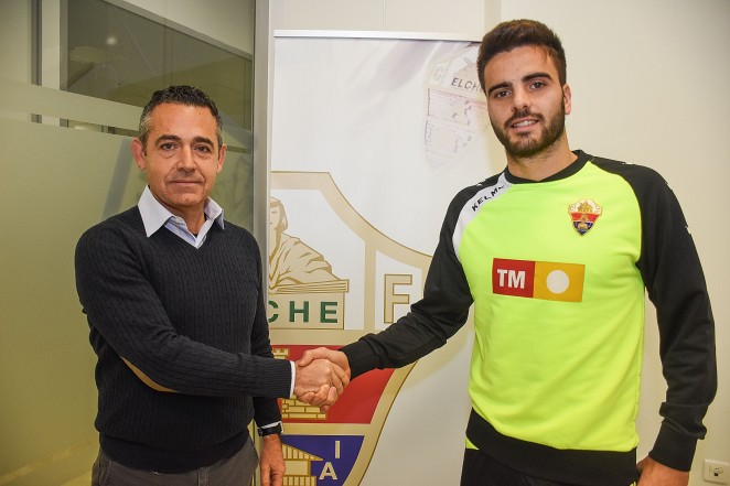 Diego García y Pelayo Novo se dan la mano el día de su renovación / Elche CF