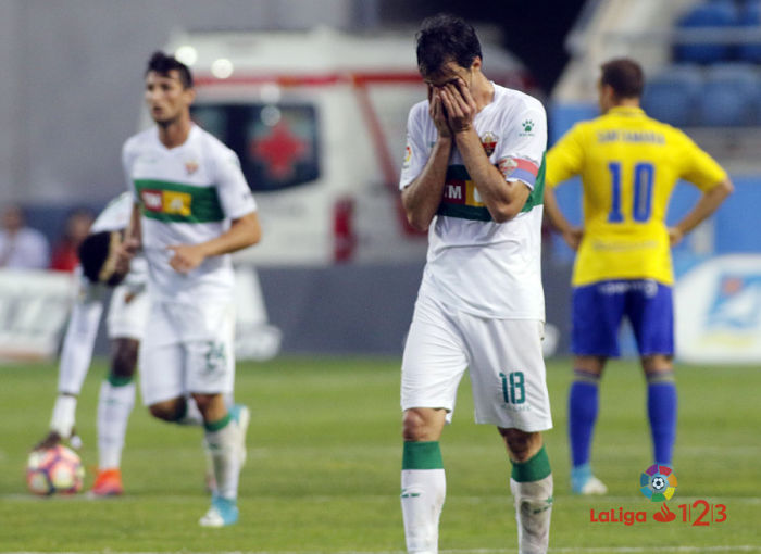 Sergio Pelegrín se lamenta momentos antes del descenso del Elche a Segunda B / LFP