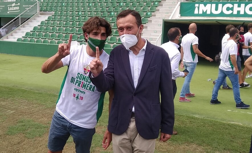 Pere Milla y el Alcalde de Elche, Carlos González, celebran el ascenso a Primera / Elchedirecto.com