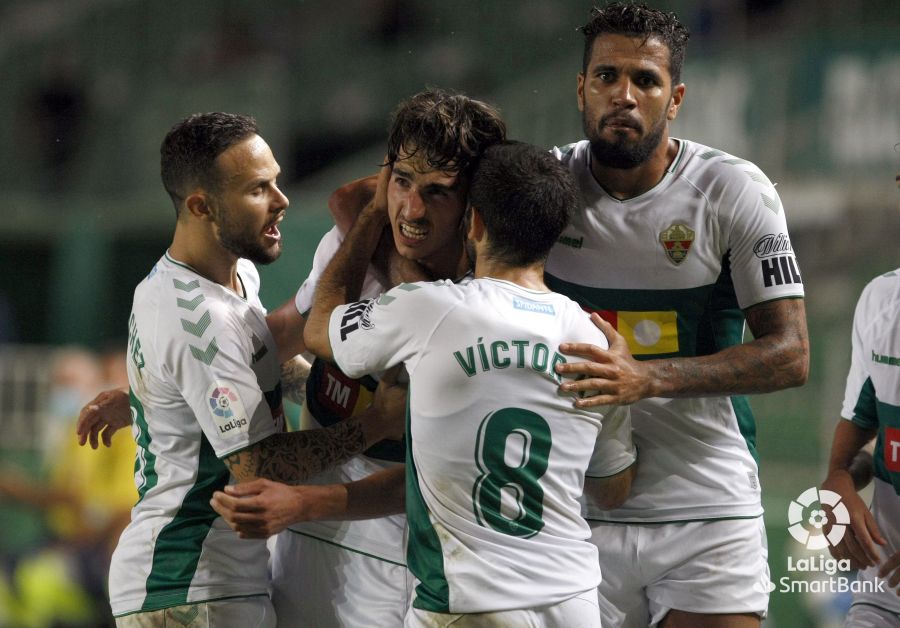 Los jugadores del Elche CF celebran el gol de Pere Milla ante el Oviedo / LFP Los jugadores del Elche CF celebran el gol de Pere Milla ante el Oviedo / LFP