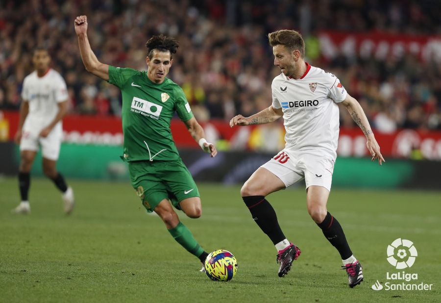 Pere Milla y Rakitic disputan un balón en un partido entre Sevilla y Elche / LaLiga