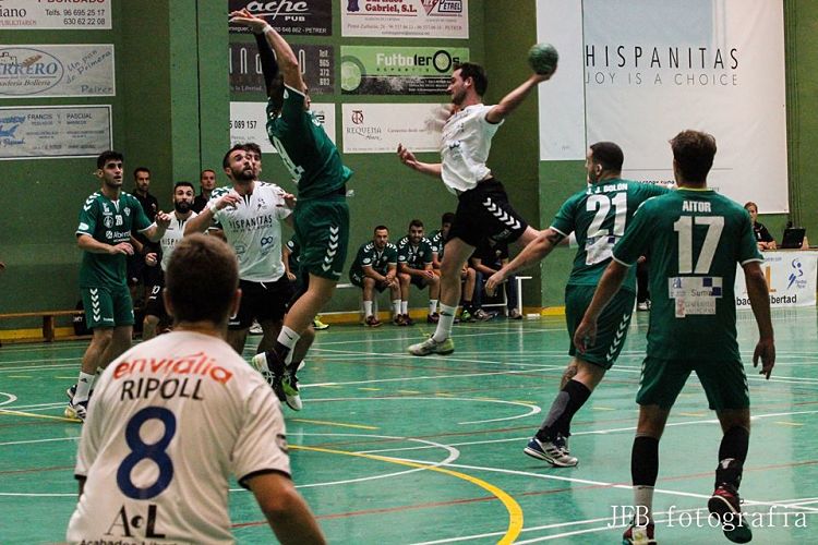 Partido entre BM Petrer y CBM Elche de la primera jornada de Primera Estatal / JFB Fotografía