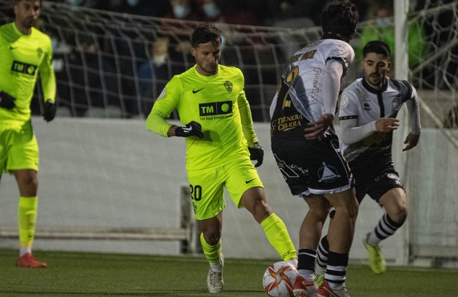 El jugador del Elche, Piatti, controla un balón durante un partido de Copa del Rey ante Unionistas / Elche C.F. Oficial El jugador del Elche, Piatti, controla un balón durante un partido de Copa del Rey ante Unionistas / Elche C.F. Oficial