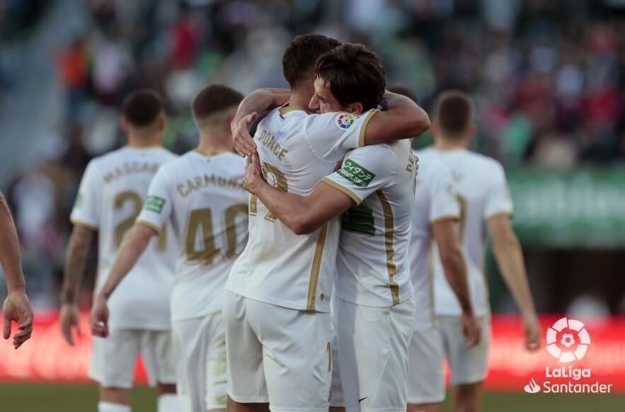 Los jugadores del Elche CF, Ponce y Milla, celebran un gol ante el Villarreal CF en la temporada 22-23 / LaLiga