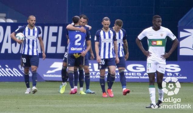 Los jugadores de la Ponferradina celebran un gol ante el Elche CF / LFP