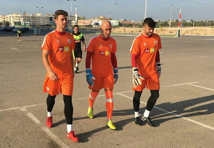 Los porteros  Unai Simón, José Juan y Adrián Real antes de un entrenamiento con el Elche C.F. / Jerónimo Tormo