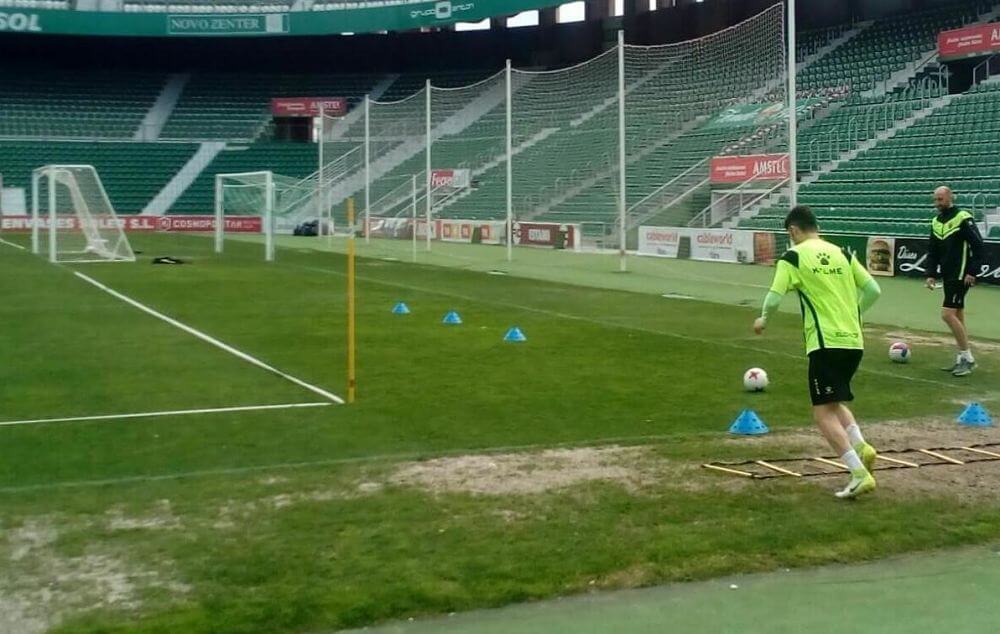 El jugador del Elche Primi trabaja con el readaptador Aitor Soler / Jero Tormo