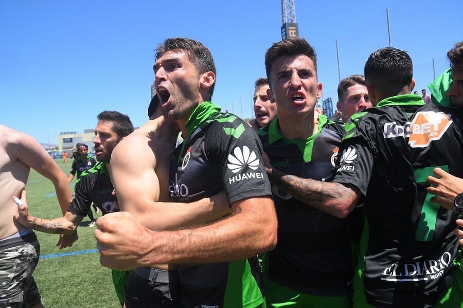 Los jugadores del Racing de Santander celebran el ascenso a Segunda en Palma de Mallorca