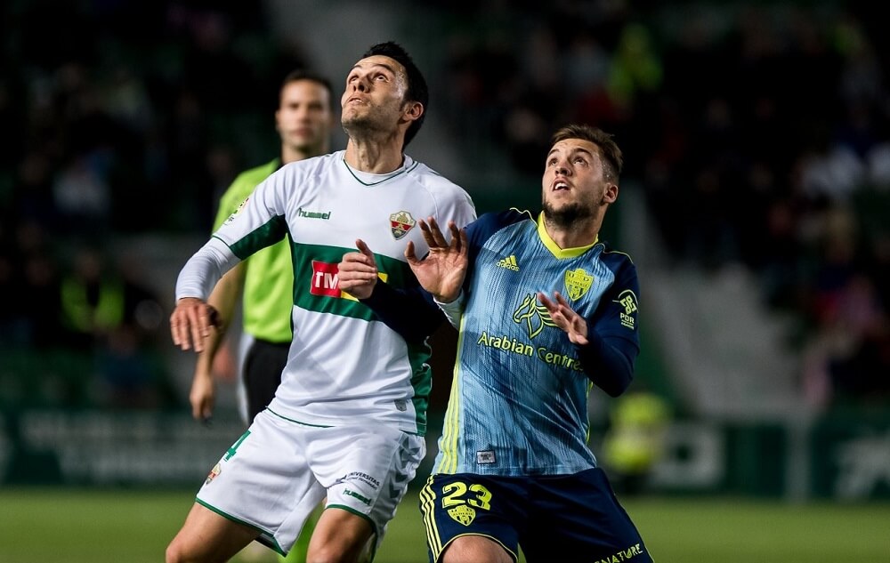 El jugador del Elche CF, Ramón Folch, pelea un balón durante un partido ante el Almería / Sonia Arcos - Elche C.F.