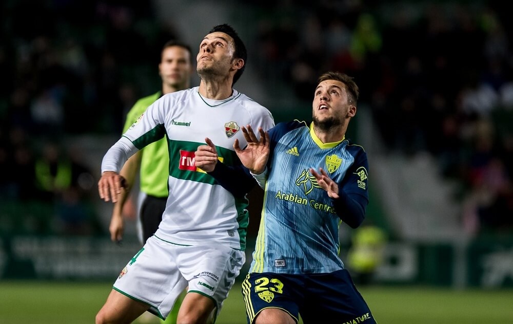 El jugador del Elche CF, Ramón Folch, pelea un balón durante un partido ante el Almería / Sonia Arcos - Elche C.F. El jugador del Elche CF, Ramón Folch, pelea un balón durante un partido ante el Almería / Sonia Arcos - Elche C.F.