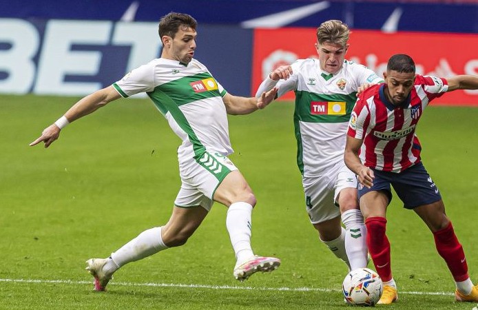 Los jugadores del Elche, Raúl Guti y Boyé, ante Lemar en un partido frente al Atlético / LaLiga Los jugadores del Elche, Raúl Guti y Boyé, ante Lemar en un partido frente al Atlético / LaLiga