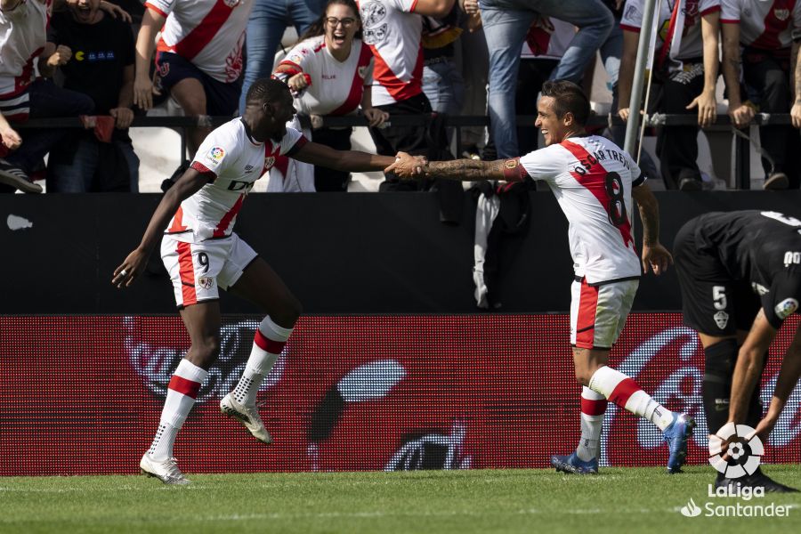 Los jugadores del Rayo Vallecano, Trejo y Nteka, celebran un gol ante el Elche en la temporada 21-22 / LaLiga