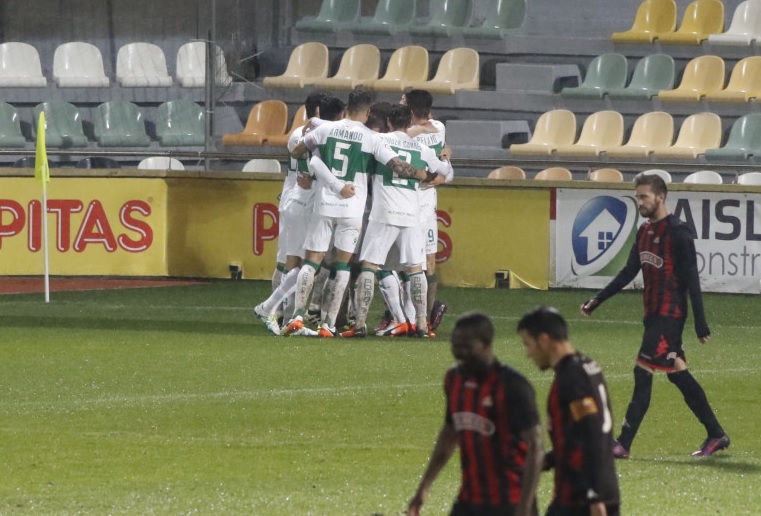 Los jugadores del Elche celebran su gol en Reus