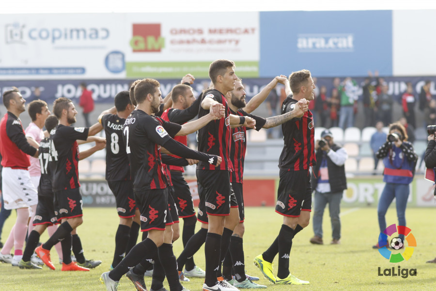 Los jugadores del Reus saludan a su afición tras un partido / LFP