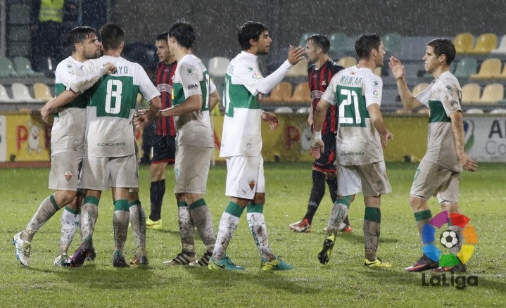 Los jugadores del Elche se saludan tras ganar al Reus / LFP