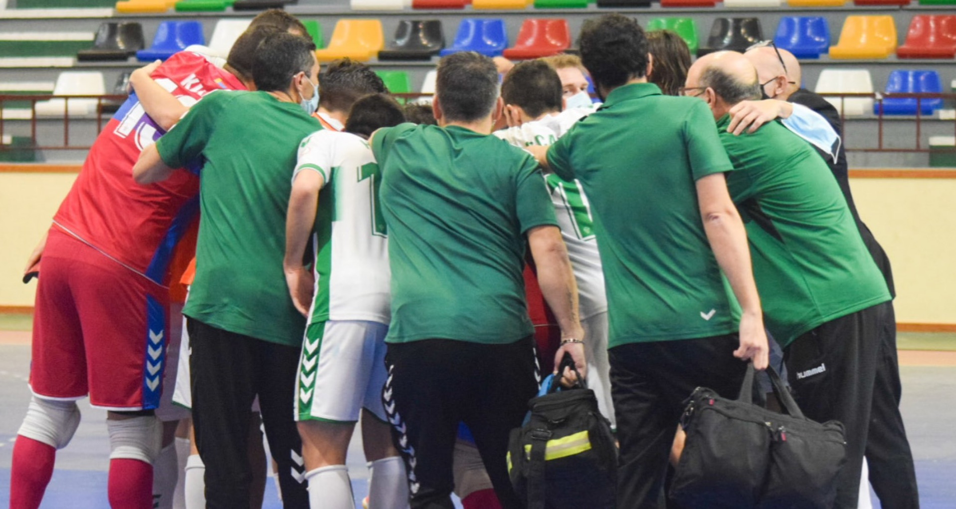 La plantilla de Irefrank Elche CF sala hace piña en la previa del partido ante Bisontes FS / Elche CF sala