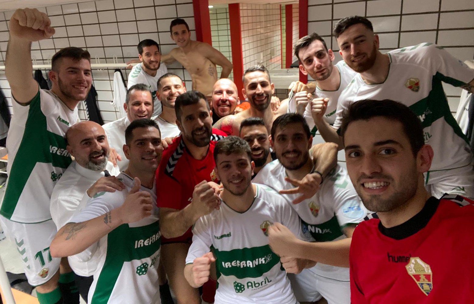Los jugadores del Irefrank Elche CF sala celebran una victoria en el vestuario / twitter Juan Carlos Guillamón