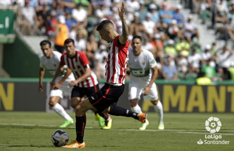El jugador del Athletic, Sancet, lanza un penalti ante el Elche en la temporada 22-23 / LaLiga
