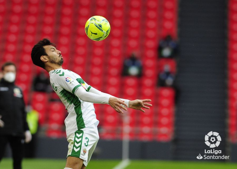 Sánchez Miño controla un balón en el Athletic - Elche / LaLiga