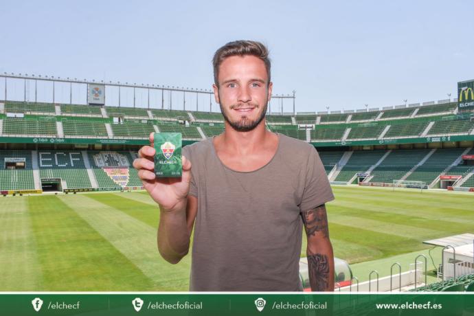 Saúl posa con el abono del Elche C.F. de la temporada 17-18 / Elche C.F. Oficial