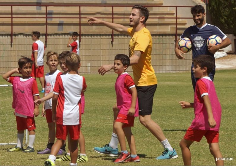 Saúl Ñíguez en el campus de fútbol que organiza en Elche