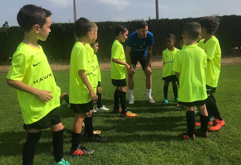 El futbolista Sául Ñíguez con un grupo de niños durante una edición del Campus Ñíguez Sport