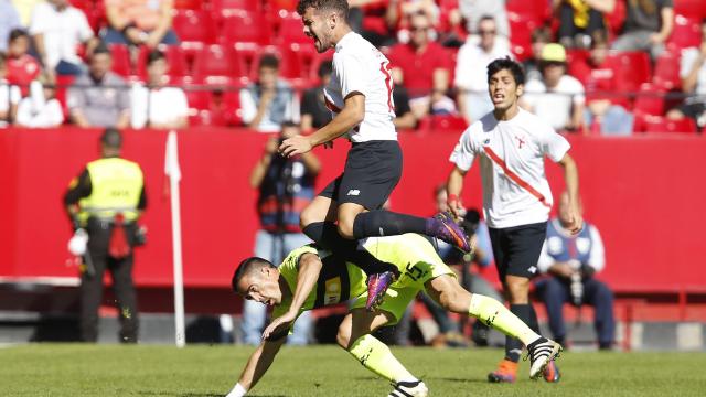 Pedro del Elche CF pelea un balón ante el Sevilla Atlético