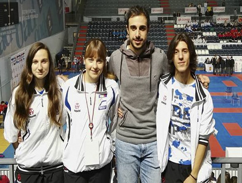 Los tres karatekas ilicitanos junto a su entrenador Fran Gómez