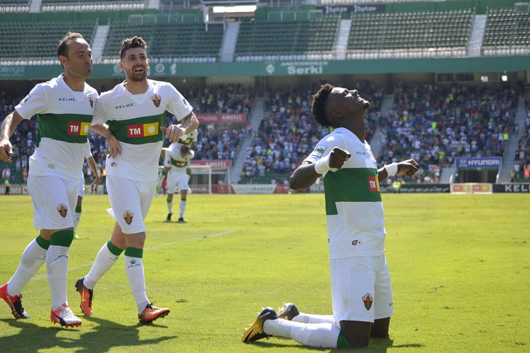 Sory celebra un gol ante el Atlético Baleares junto a Nino y Javi Flores / Cristian Ripoll