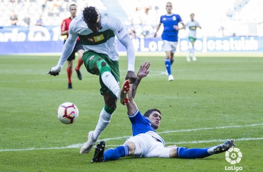 El jugador del Elche Sory Kaba prueba un disparo ante un defensor del Real Oviedo / LFP