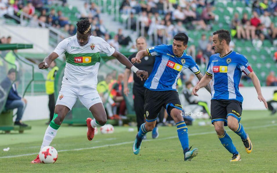 El jugador del Elche Sory Kaba controla el balón ante dos jugadores del Hércules / Sonia Arcos - Elche C.F.