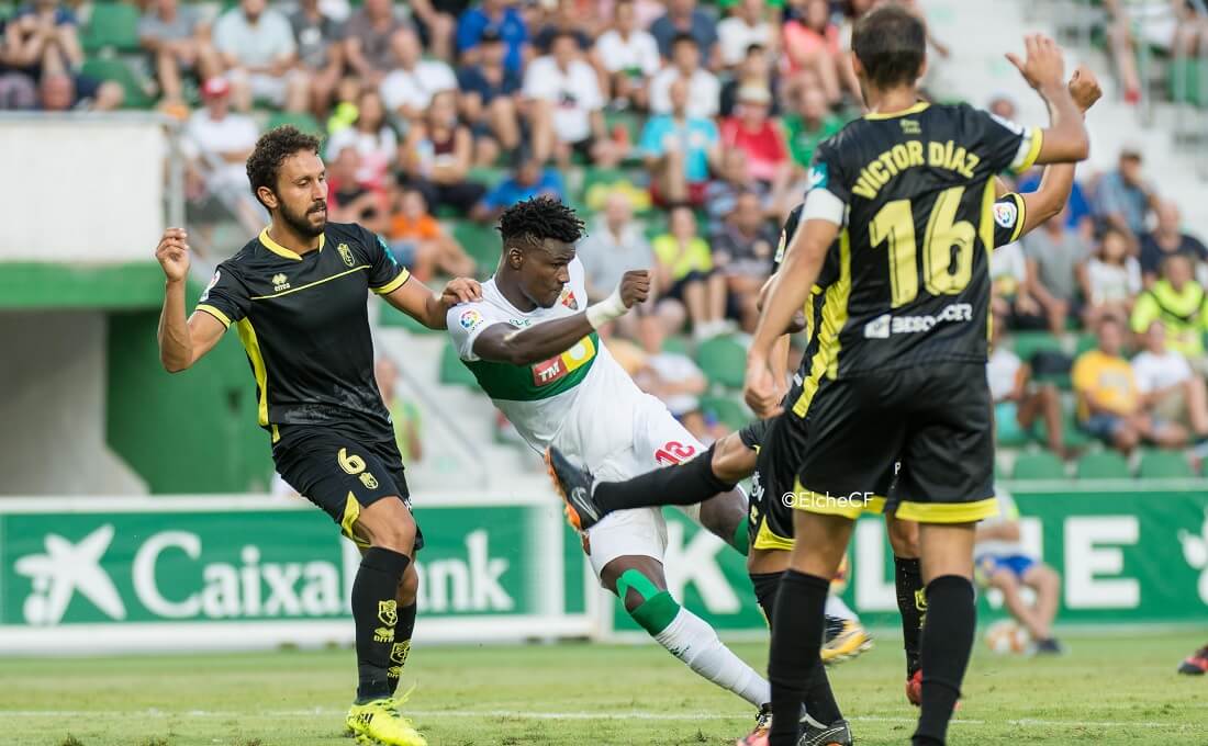 Sory Kaba intenta un remate durante un partido con el Elche esta temporada / Sonia Arcos - Elche C.F.