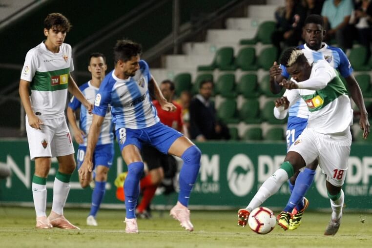 El jugador del Elche Sory Kaba controla un balón en un partido ante el Málaga - Elche C.F.