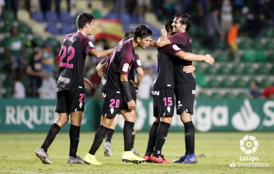 Los jugadores del Sporting celebran su gol al Elche / LFP