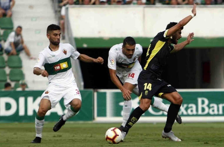 El jugador del Elche Tekio pelea un balón durante un partido de Liga ante el Granada / LFP