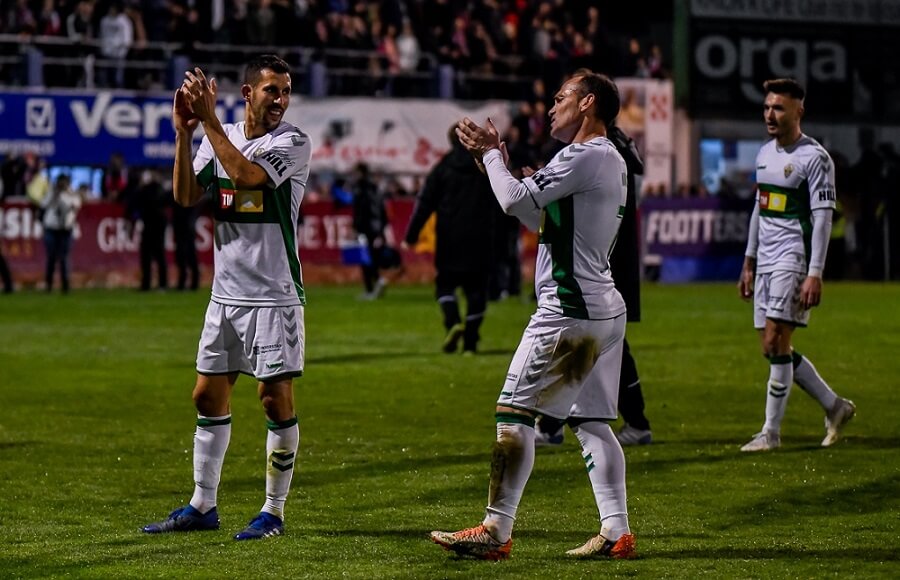 Los jugadores del Elche, Tekio y Nino, saludan al público tras un partido en Yecla, en Copa del Rey / Sonia Arcos - Elche C.F.