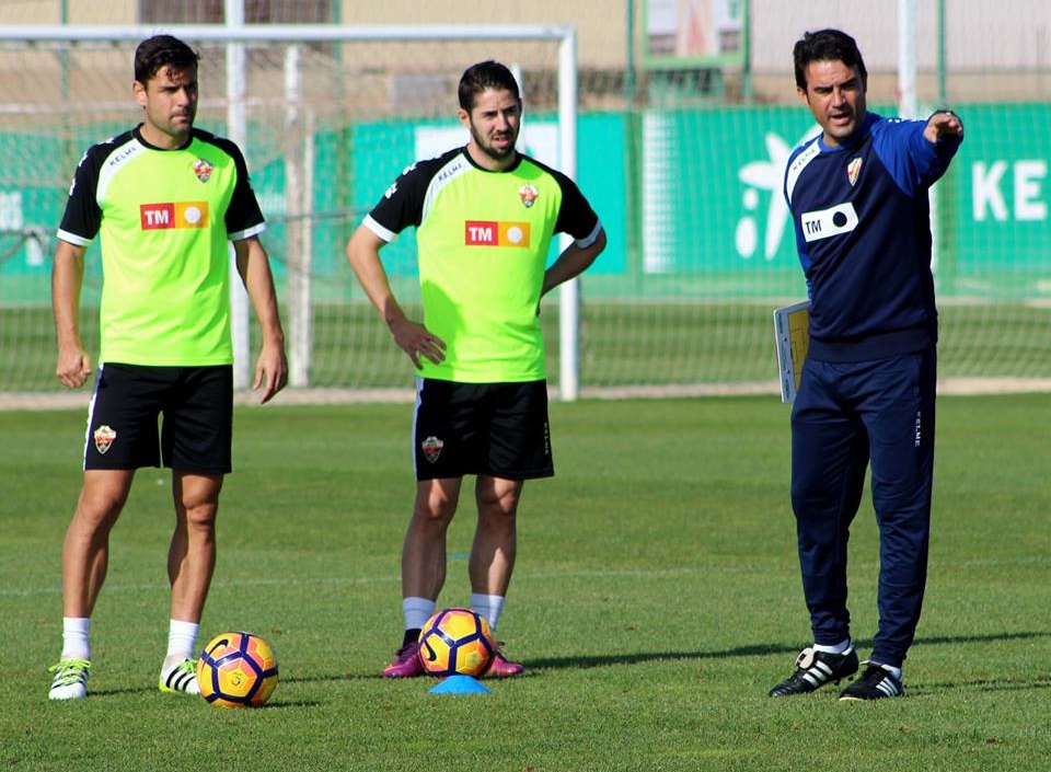 Alberto Toril habla con Hugo Fraile y Dorca / Elche CF