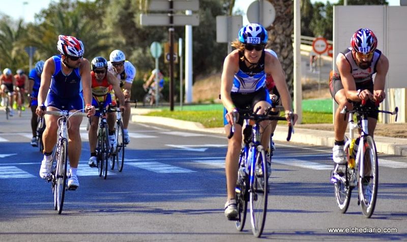 Segmento de ciclismo en el Triatlón Arenales 113 / Elchediario.com