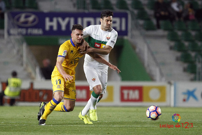 Andrés Túñez pelea un balón ante un jugador del Alcorcón / LFP