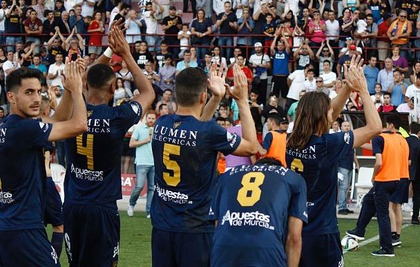 Jugadores del UCAM Murcia saludan a su afición