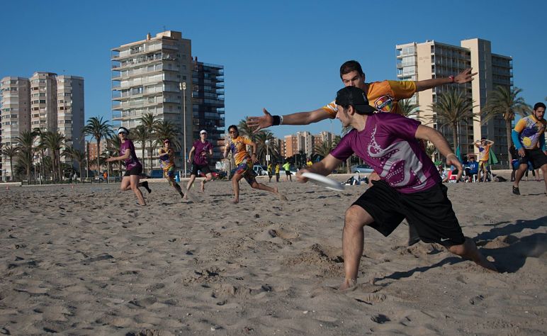 Torneo de Ultimate Frisbee en la playa de San Juan en Alicante