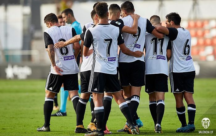 Los jugadores del Valencia Mestalla celebran un gol al Peralada / Valencia C.F. Oficial