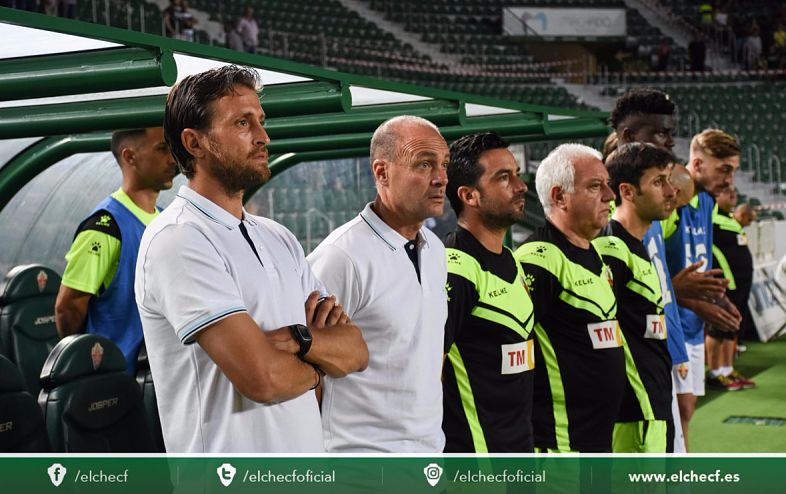 El banquillo del Elche durante un minuto de silencio antes del partido de Copa del Rey ante el Cultural de Durango / Sonia Arcos - Elche C.F. Oficial